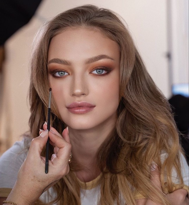 Pria bernama asli Shimon Heyada Hayut itu pun dilaporkan kini sedang mengencani seorang model cantik bernama Kate Konlin. Hubungan mereka terungkap dari media sosial dan wawancara. Foto: Instagram @kate_konlin