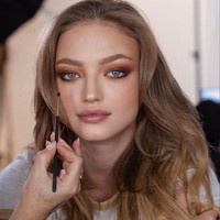 Pria bernama asli Shimon Heyada Hayut itu pun dilaporkan kini sedang mengencani seorang model cantik bernama Kate Konlin. Hubungan mereka terungkap dari media sosial dan wawancara. Foto: Instagram @kate_konlin