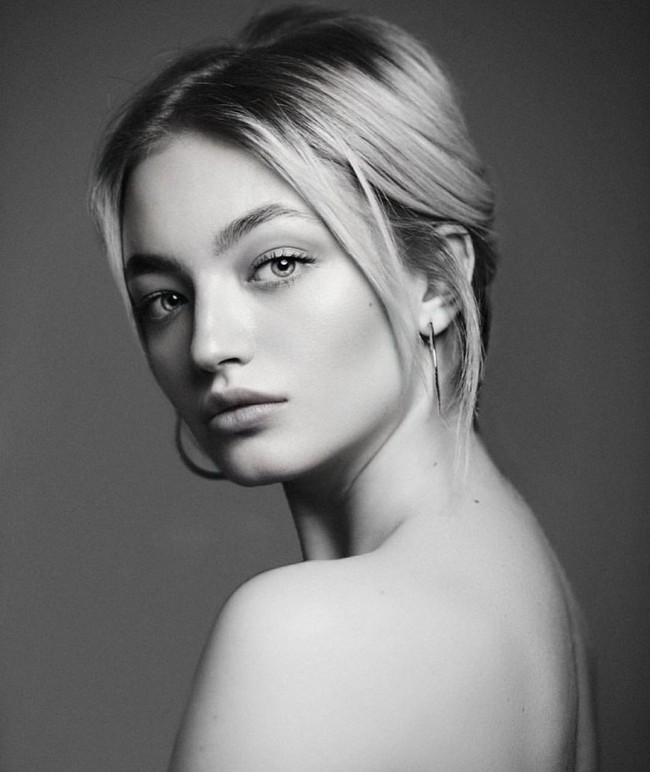 Hubungan Kate dan Simon Leviev sendiri dikatakan sudah putus tahun lalu karena kesibukan keduanya meski mereka masih berhubungan baik sebagai teman. Namun beberapa waktu lalu pasangan itu kembali terlihat bersama dan memamerkan kedekatan mereka di Insta Story.Foto: Instagram @kate_konlin