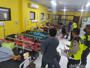 Detik-detik Pikap Muat 21 Orang Terguling di Trenggalek