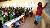 Di ruang kelas, Priscilla Sitienei, semangat mengikuti kegiatan belajar bersama sesama murid yang semuanya lebih dari delapan dekade lebih muda darinya.  