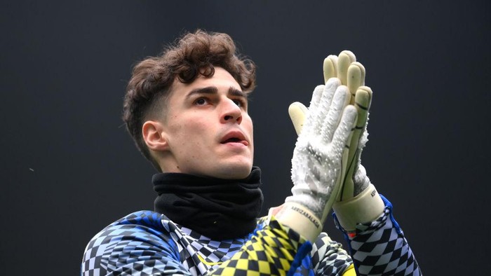 MANCHESTER, ENGLAND - JANUARY 15: Kepa Arrizabalaga of Chelsea acknowledges the fans prior to the Premier League match between Manchester City  and  Chelsea at Etihad Stadium on January 15, 2022 in Manchester, England. (Photo by Laurence Griffiths/Getty Images)