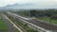 Penampakan pembangunan kereta cepat di kawasan Tegaalluar, Kabupaten Bandung, Kamis (19/2/2022).