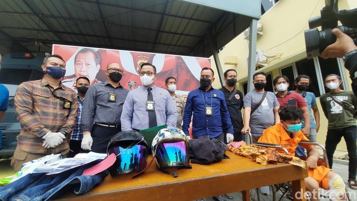 Konpers di Polda Sumsel kasus begal sadis yang tembak mati korban dihadapan anak dan istrinya