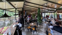 Tempat yang mengusung cafe & resto tersebut menyiapkan beberapa spot khusus berfoto mulai dari desain interior yang dibuat cozy dengan berbagai dekorasi sampai bagian outdoor yang letaknya di tengah sawah.