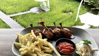 Barbeque chiken wings ditemani french fries menghangatkan udara dingin di bulan Februari. Kopi Tubing mulai dikenal sejak pembukaan pada akhir 2020.