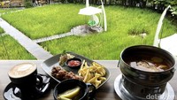 Sop Tomyam, barbeque chiken wings, teh lemongrass hangat dan secangkir cappuccino. Nyaris semua indra dimanjakan dan ditakar.