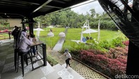 Bangunan bergaya industrial dengan besi ekspose dan dinding semen terlihat sangat kontras saat bertemu dengan konsep alam. Terdapat tiket masuk Rp 50.000, include kupon makanan Rp 40.000.
