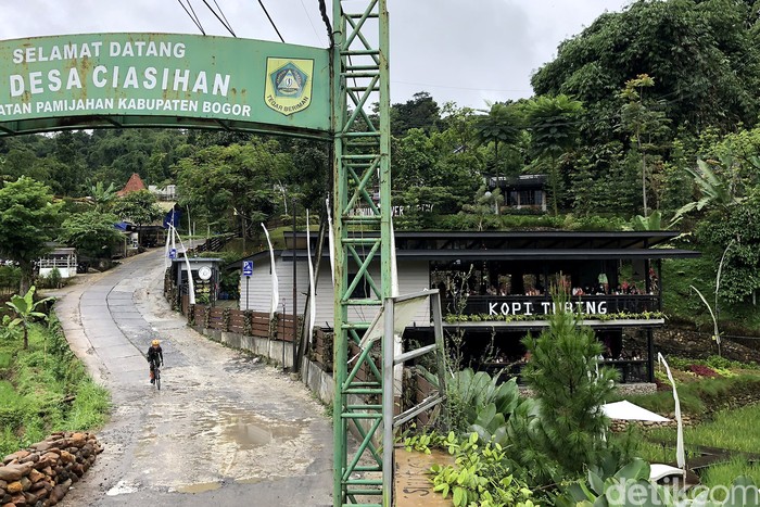 Kopi Tubing Bogor Suasananya terjaga alami. Sawah, bukit, gemericik sungai, hijau daun, angin dan sejuknya udara di ketinggian 600 mdpl. Super lengkap sambari pesan kopi hangat dan kriyuk barbeque chiken wings.