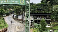 Sebagai patokan, rute Kopi Tubing melewati Kantor Kecamatan Pamijahan, Bogor kemudian belok kanan menuju Jl. Jembatan Ciamisan. Namun apabila bingung dengan rutenya bisa menggunakan bantuan navigasi maps.