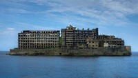 Pulau Hashima dikenal sebagai Pulau Kapal Perang. Tempat ini memiliki masa lalu kelam karena digunakan menjadi kamp kerja paksa selama Perang Dunia II (Adobe Stock/CNN) (Adobe Stock/CNN)