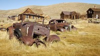 Bodie di California memliki populasi yang menurun pada tahun 1920 karena banyak kota lain yang menjadi terkenal. Kini, kota hantu ini menjadi tujuan dari kunjungan wisatawan