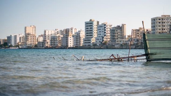 Varosha ditinggalkan oleh penduduk pada 1974 saat invasi Turki Siprus. Kota dibiarkan kosong sampai saat itu.(Adobe Stock/CNN) Varosha ditinggalkan oleh penduduk pada 1974 saat invasi Turki Siprus. Kota dibiarkan kosong sampai saat itu.(Adobe Stock/CNN)