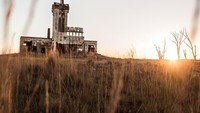 Epecuen menjadi kota hantu yang berdiri di tepi Laguna Epecuen pada tahun 1920-an. Sebuah bencana datang pada tahun 1985 menyebabkan bendungan meledak dan banjir. (Adobe Stock/CNN)