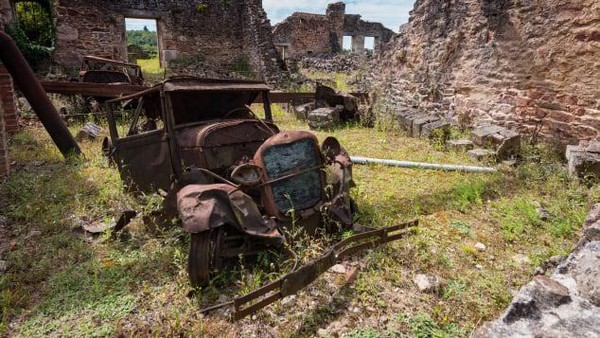 Desa Oradur Sur Glane di Prancis menjadi tempat pembantaian saat perang dunia kedua. Kini tempat tersebut hanya menyisakan reruntuhan. (Adobe Stock/CNN)