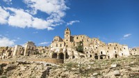 Craco sudah menjadi kota sejak abad ke 20. Dengan arsitekturnya yang cantik, Craco menjadi salah satu kota terbengkalai yang paling menarik (Adobe Stock/CNN)