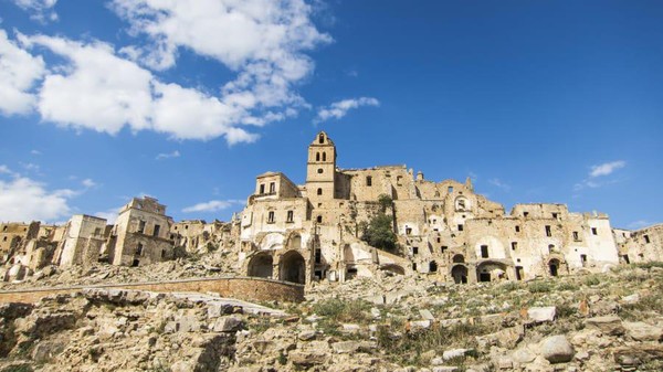 Craco sudah menjadi kota sejak abad ke 20. Dengan arsitekturnya yang cantik, Craco menjadi salah satu kota terbengkalai yang paling menarik (Adobe Stock/CNN) Craco sudah menjadi kota sejak abad ke 20. Dengan arsitekturnya yang cantik, Craco menjadi salah satu kota terbengkalai yang paling menarik (Adobe Stock/CNN)