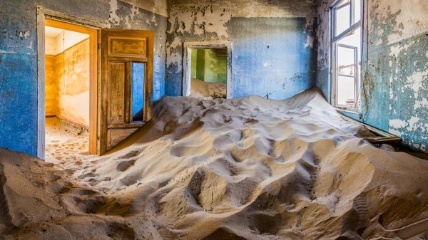 Kolmanskop pernah jadi salah satu kota terkaya di Afrika selama bertahun-tahun. Tapi, tambang berliannya dikuras habis hingga hanya menyisakan bangunan yang terendam pasir. (Adobe Stock/CNN)