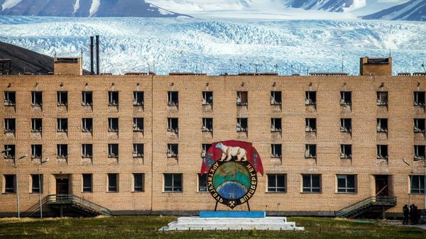 Pyramiden di Norwegia menjadi pemukiman penambangan batu bara sukses.Tapi batubara tak lagi ditambang sejak 1998 dan kota ini pun ditinggalkan. (Adobe Stock/CNN) Pyramiden di Norwegia menjadi pemukiman penambangan batu bara sukses.Tapi batubara tak lagi ditambang sejak 1998 dan kota ini pun ditinggalkan. (Adobe Stock/CNN)