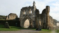 Wharram Percy bisa dibilang sebagai desa abad pertengahan sepi yang paling terkenal di Inggris. Sudah sekitar 500 tahun desa ini tak berpenghuni (Adobe Stock/CNN)