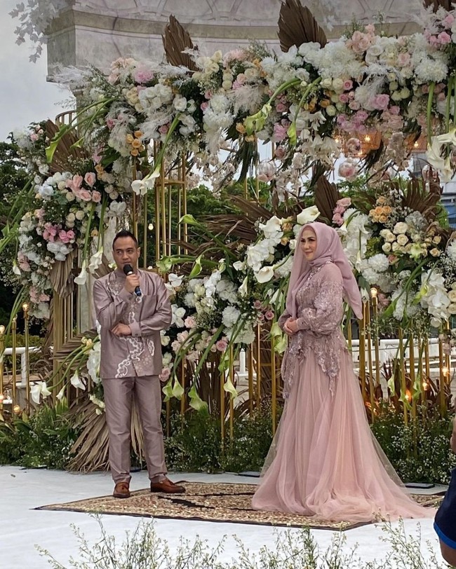 Tampil mesra, Venna Melinda dan Ferry Irawan memamerkan kekompakan mereka dalam balutan senada. Gaun berwarna dusty-pink yang selaras dengan hijabnya menjadi pilihan ibu tiga anak itu. Sementara itu, Ferry memakai setelan dengan kemeja bergaya jas tutup.  (Foto: Instagram)