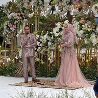 Tampil mesra, Venna Melinda dan Ferry Irawan memamerkan kekompakan mereka dalam balutan senada. Gaun berwarna dusty-pink yang selaras dengan hijabnya menjadi pilihan ibu tiga anak itu. Sementara itu, Ferry memakai setelan dengan kemeja bergaya jas tutup.  (Foto: Instagram)