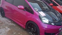 Kalau ini bekas terpidana atas nama Asri alias Herizal Saifudin, Honda Jazz keluaran tahun 2013 warna ungu. Foto: Lelang.go.id