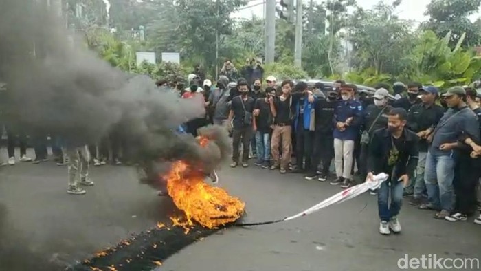 Massa aksi solidaritas Desa Wadas menggelar demo di Jalan Walisongo, Pantura, Semarang, Kamis (10/2/2022).