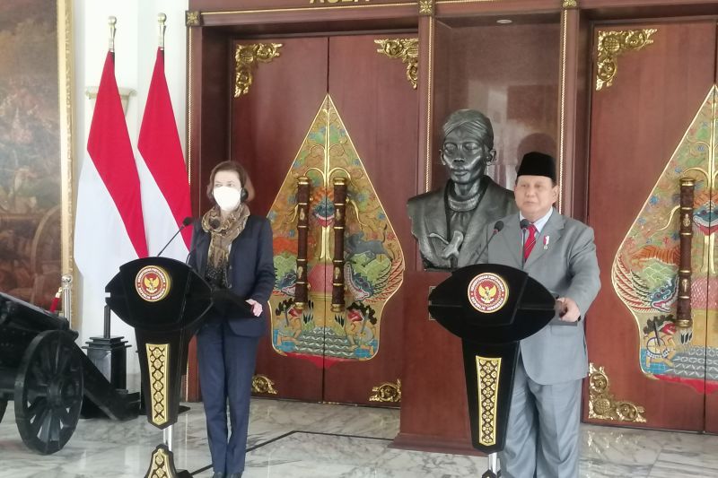 Menhan RI Prabowo Subianto bersama Menteri Angkatan Bersenjata Republik Prancis Florence Parly saat memberikan keterangan pers, di Kantor Kementerian Pertahanan, Jakarta, Kamis (10/2/2022). (Foto: ANTARA/Syaiful Hakim)
