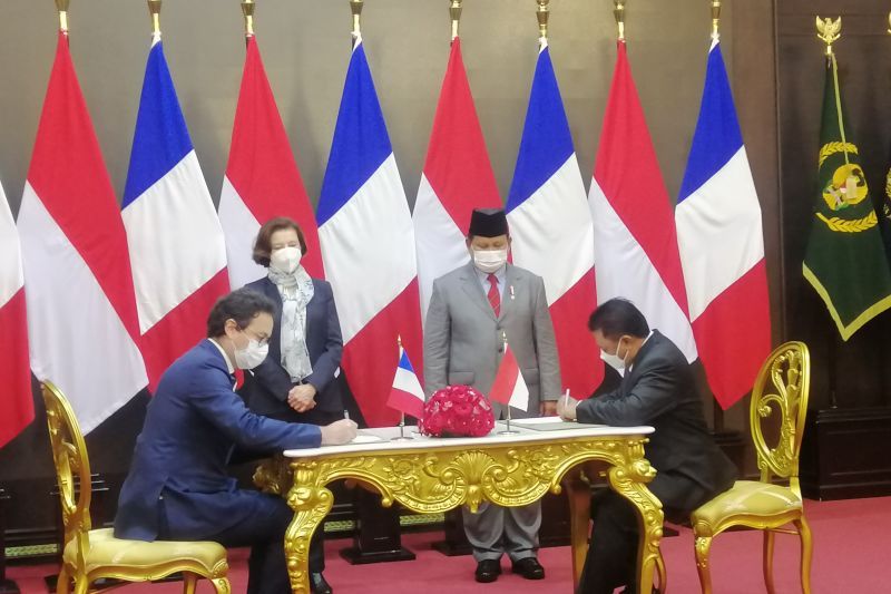 Menhan RI Prabowo Subianto bersama Menteri Angkatan Bersenjata Republik Prancis Florence Parly saat memberikan keterangan pers, di Kantor Kementerian Pertahanan, Jakarta, Kamis (10/2/2022). (Foto: ANTARA/Syaiful Hakim)