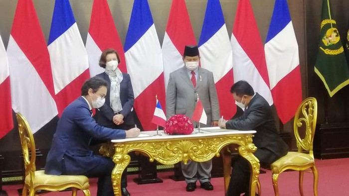Menhan RI Prabowo Subianto bersama Menteri Angkatan Bersenjata Republik Prancis Florence Parly saat memberikan keterangan pers, di Kantor Kementerian Pertahanan, Jakarta, Kamis (10/2/2022). (Foto: ANTARA/Syaiful Hakim)