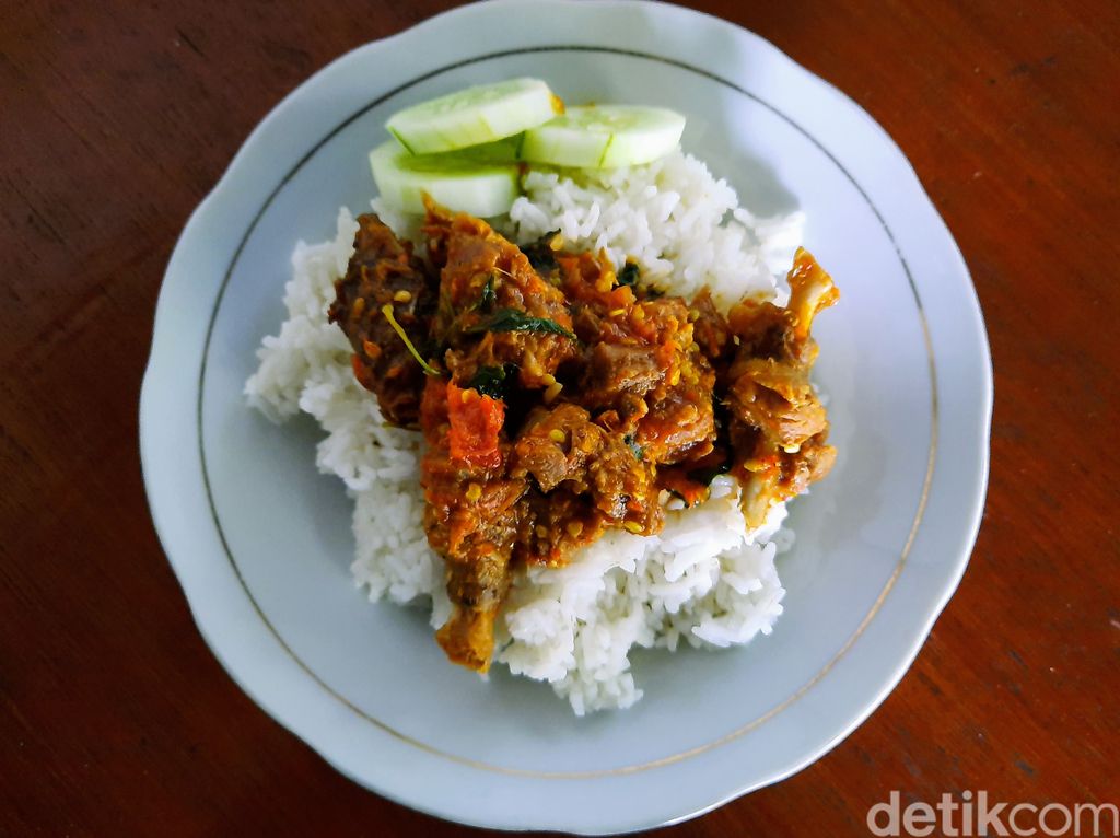 Jika Anda pencinta makanan pedas, tak ada salahnya mencoba kuliner yang satu ini di Bondowoso. Namanya menthok pedas.