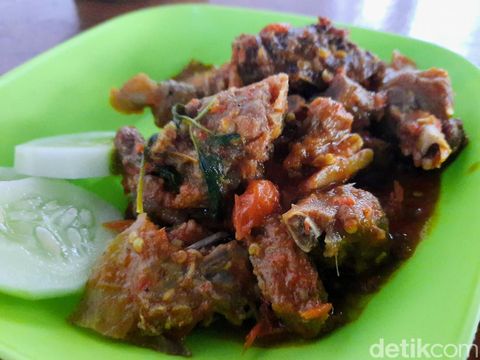 Jika Anda pencinta makanan pedas, tak ada salahnya mencoba kuliner yang satu ini di Bondowoso. Namanya menthok pedas.