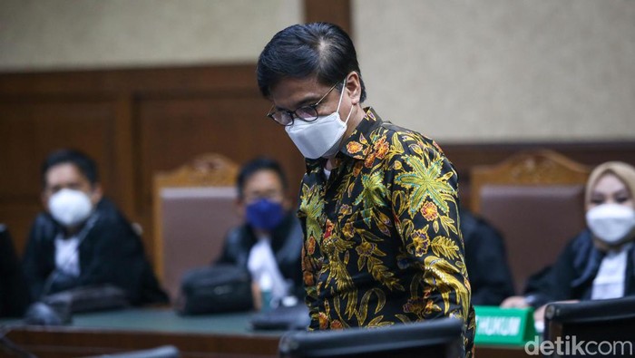 Mantan Dirut Sarana Jaya Yoory Corneles Pinontoan dituntut 6 tahun dan 8 bulan penjara serta denda Rp 1 miliar subsider 6 bulan kurungan.