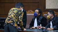 Menurut jaksa, Yoory Corneles selaku petinggi PD Sarana Jaya mengetahui lahan Munjul itu masih bermasalah. Namun, dia tetap melakukan pembayaran ke PT Adonara Propertindo.