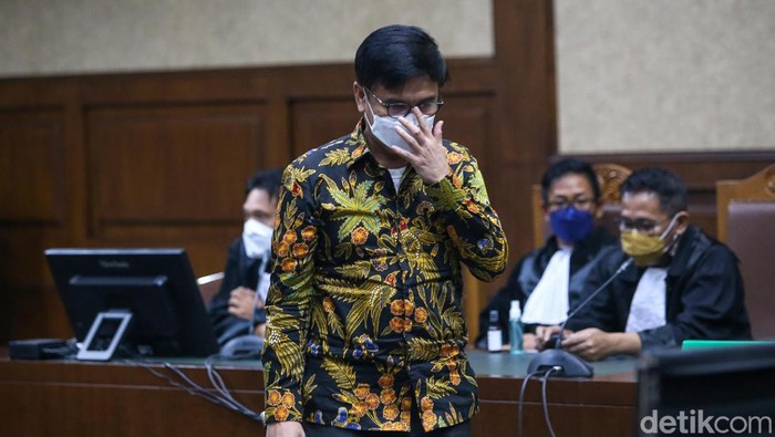 Mantan Dirut Sarana Jaya Yoory Corneles Pinontoan dituntut 6 tahun dan 8 bulan penjara serta denda Rp 1 miliar subsider 6 bulan kurungan.