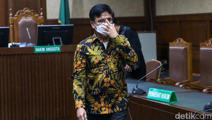 Momen Eks Dirut Sarana Jaya Dituntut 6 Tahun 8 Bulan Bui Mantan Dirut Sarana Jaya Yoory Corneles Pinontoan dituntut 6 tahun dan 8 bulan penjara serta denda Rp 1 miliar subsider 6 bulan kurungan.