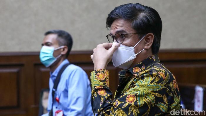 Momen Eks Dirut Sarana Jaya Dituntut 6 Tahun 8 Bulan Bui Mantan Dirut Sarana Jaya Yoory Corneles Pinontoan dituntut 6 tahun dan 8 bulan penjara serta denda Rp 1 miliar subsider 6 bulan kurungan.