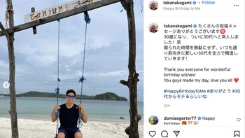 Kalau yang ini lagi merayakan hari kelahiran sambil mantai. Foto: Twitter