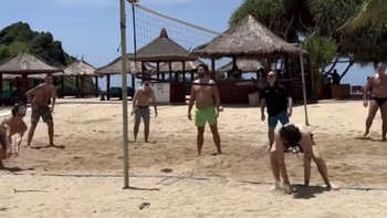 Francesco Bagnaia lagi main voli pantai sama kawan-kawannya. Foto: Twitter