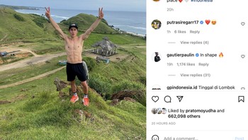 Pose Marc Marquez di atas bukit dekat Sirkuit Mandalika yang mengundang netizen untuk bersenda gurau dengan The Baby Alien. Foto: Twitter