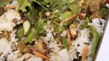 Selamat datang di Indonesia, makan nasi kotak. Foto: Twitter