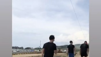 Lorenzo Savadori terpantau lagi jalan kaki di sekitar Mandalika. Foto: Twitter