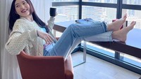 Menikmati Dubai yang terkenal dengan kemewahannya, Natasha Wilona menikmati pemandangan di pagi hari yang begitu indah. Segelas minuman hangat menemani Natasha Wilona memulai harinya. Foto: Instagram/natashawilona12