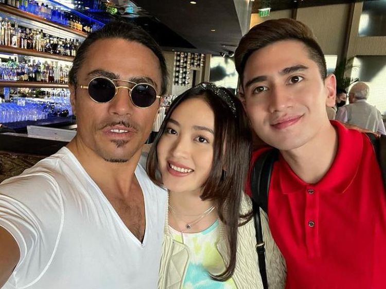 Pesona Natasha Wilona Saat Makan di Resto Salt Bae hingga Minum Teh di Pantai