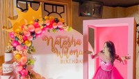 Saat berulang tahun, Natasha Wilona memilih Barbie sebagai konsep dekorasi dan tema acaranya. Berdiri di dalam kardus Barbie besar buatan ada kue bertingkat berwarna pink yang tampak manis melengkapi acara. Foto: Instagram/natashawilona12