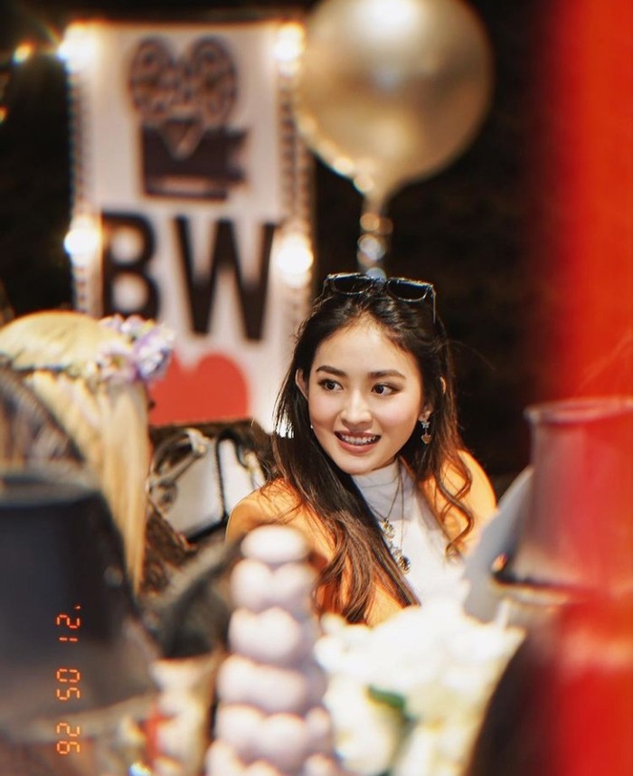 Natasha Wilona Pesona Natasha Wilona Saat Makan di Resto Salt Bae hingga Minum Teh di Pantai