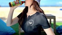 Saat bersantai Wilona juga memilih untuk berada di tepi pantai. Menikmati hembusan angin yang sejuk dirinya begitu menikmati waktu dengan teh kemasan yang dingin. Foto: Instagram/natashawilona12