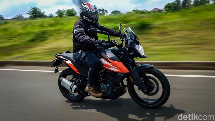 Pabrikan motor asal Austria, KTM meluncurkan seri 250 Adventure akhir 2021 untuk kelas motor petualang. Seperti apa performa KTM 250 Adventure saat digeber?