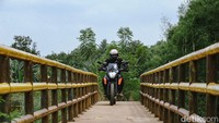 KTM 250 Adventure mengusung sok dari pabrikan legendaris asal Eropa, WP. Di depan KTM mempercayakan sok WP APEX berdiameter 43 mm dengan jarak travel 170 mm untuk 250 Adventure ini.   